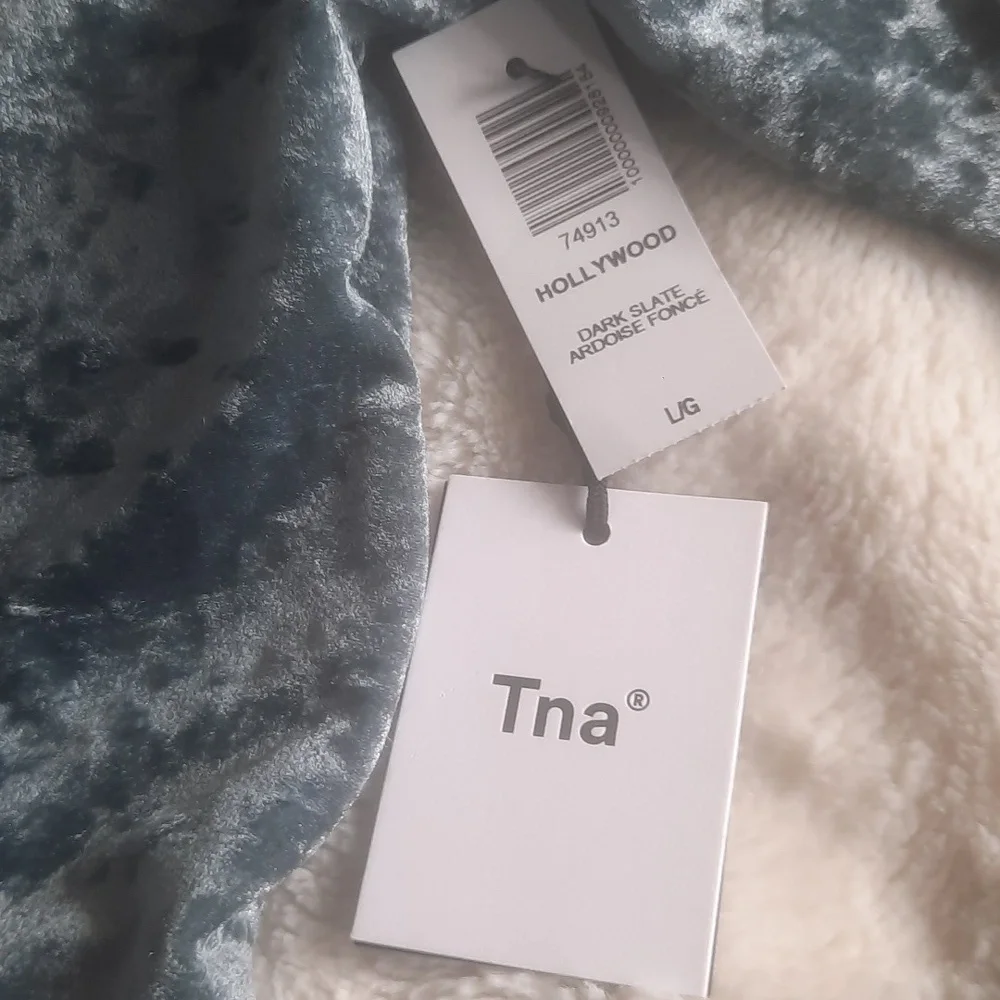 NWT Aritzia TNA Hollywood Dark Slate 1-Shoulder crushedVelvet long sleeve Crop L - Picture 3 of 8